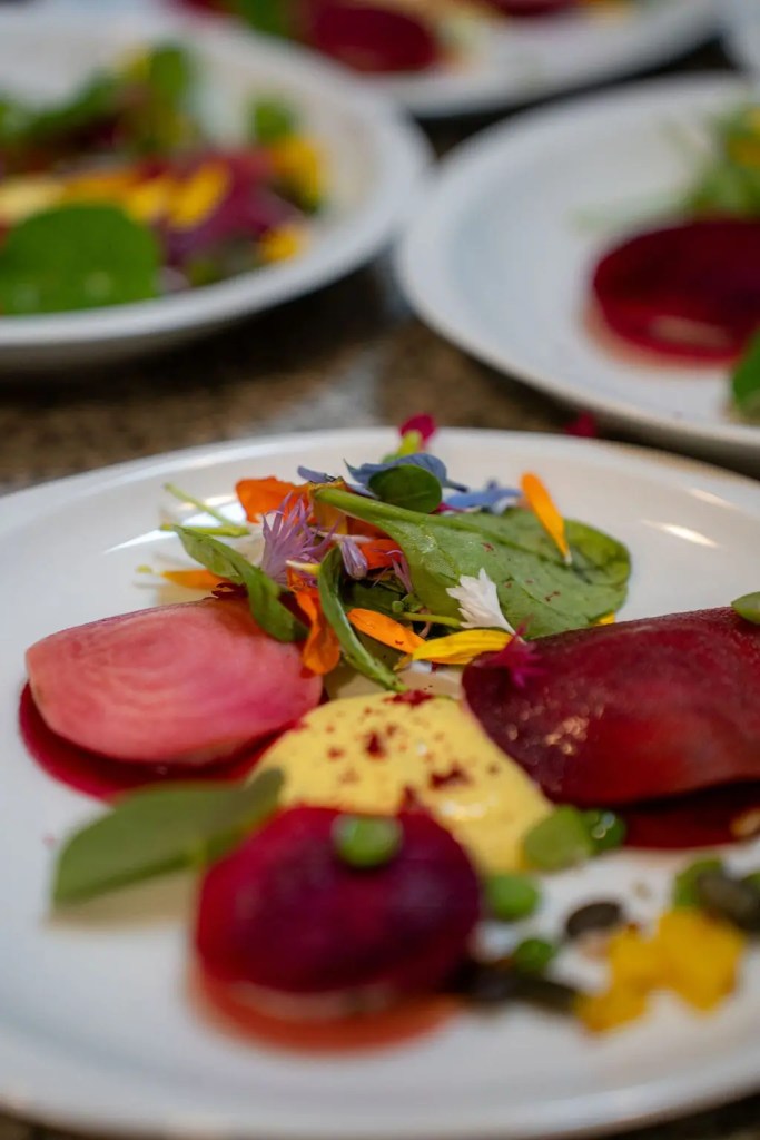 Assiette végétale ravioles crues de betterave aux fleurs comestibles, cuisine végétalienne événementielle Morbihan