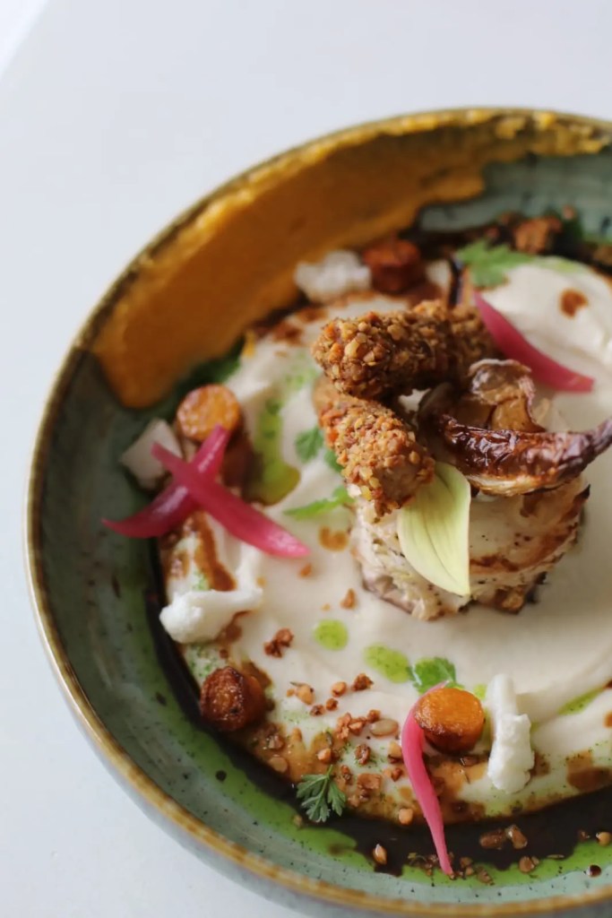 Assiette végétarienne gastronomique, jus corsé pour événement, traiteur végétal dans le Morbihan