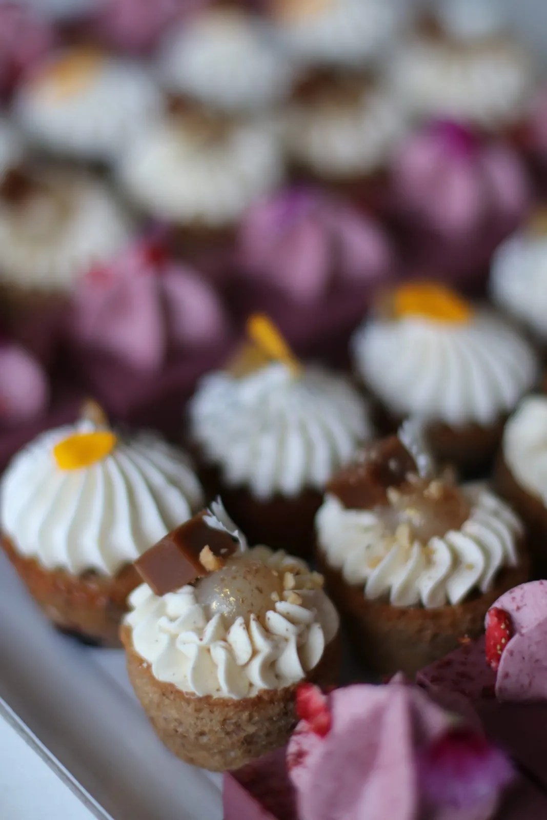 Mignardises colorées, décoration fleurs comestibles, pour vos cocktails d'entreprise