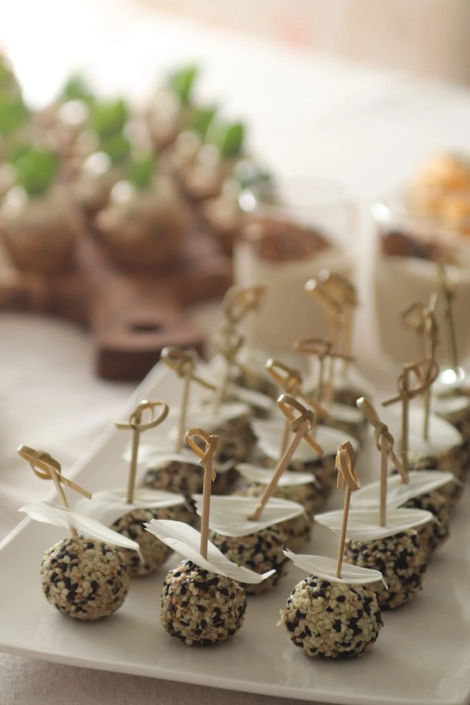 Boules de fauxmage végétal aux graines de tournesol, pièce cocktail vegan artisanale pour mariage