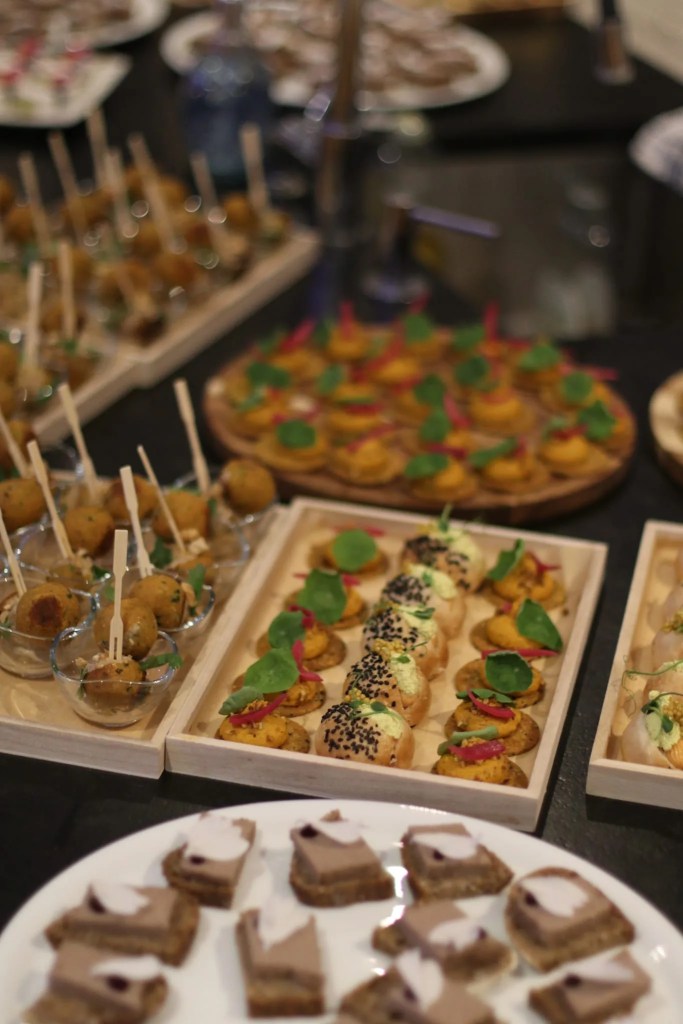 Buffet cocktail végétal et vegan pour mariage et événement d’entreprise, traiteur bio et local en Bretagne