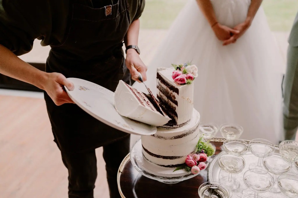 Découpe d’un wedding cake végétalien lors d’un mariage