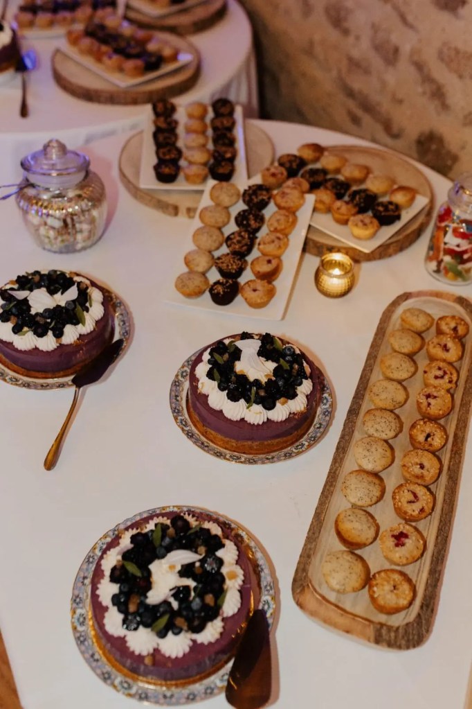 Table de desserts végétaliens pour mariage, traiteur événementiel dans le Morbihan