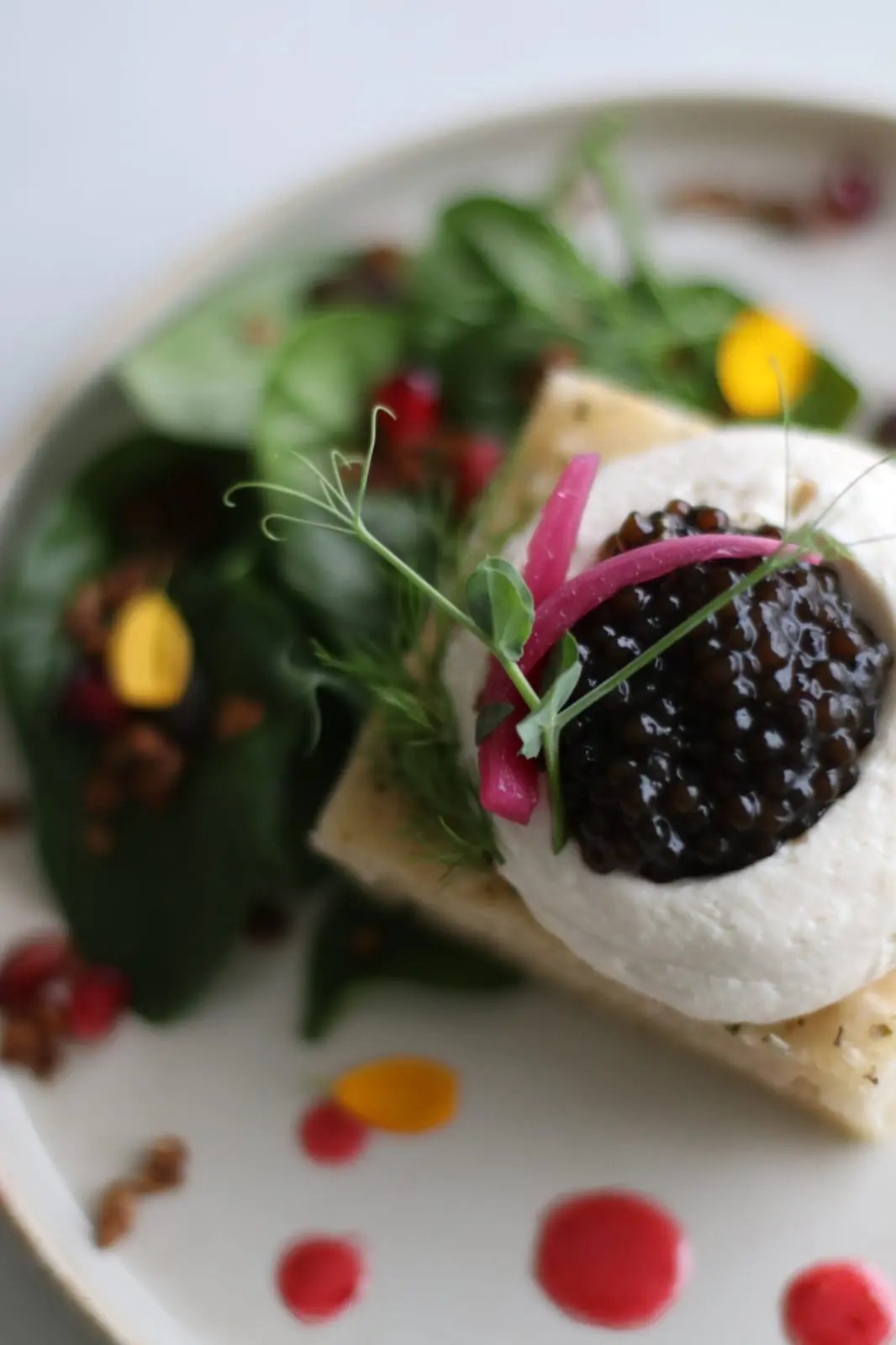Entrée végétale gastronomique, cream cheese et caviar végétal cuisine créative par traiteur végétalien dans le Morbihan