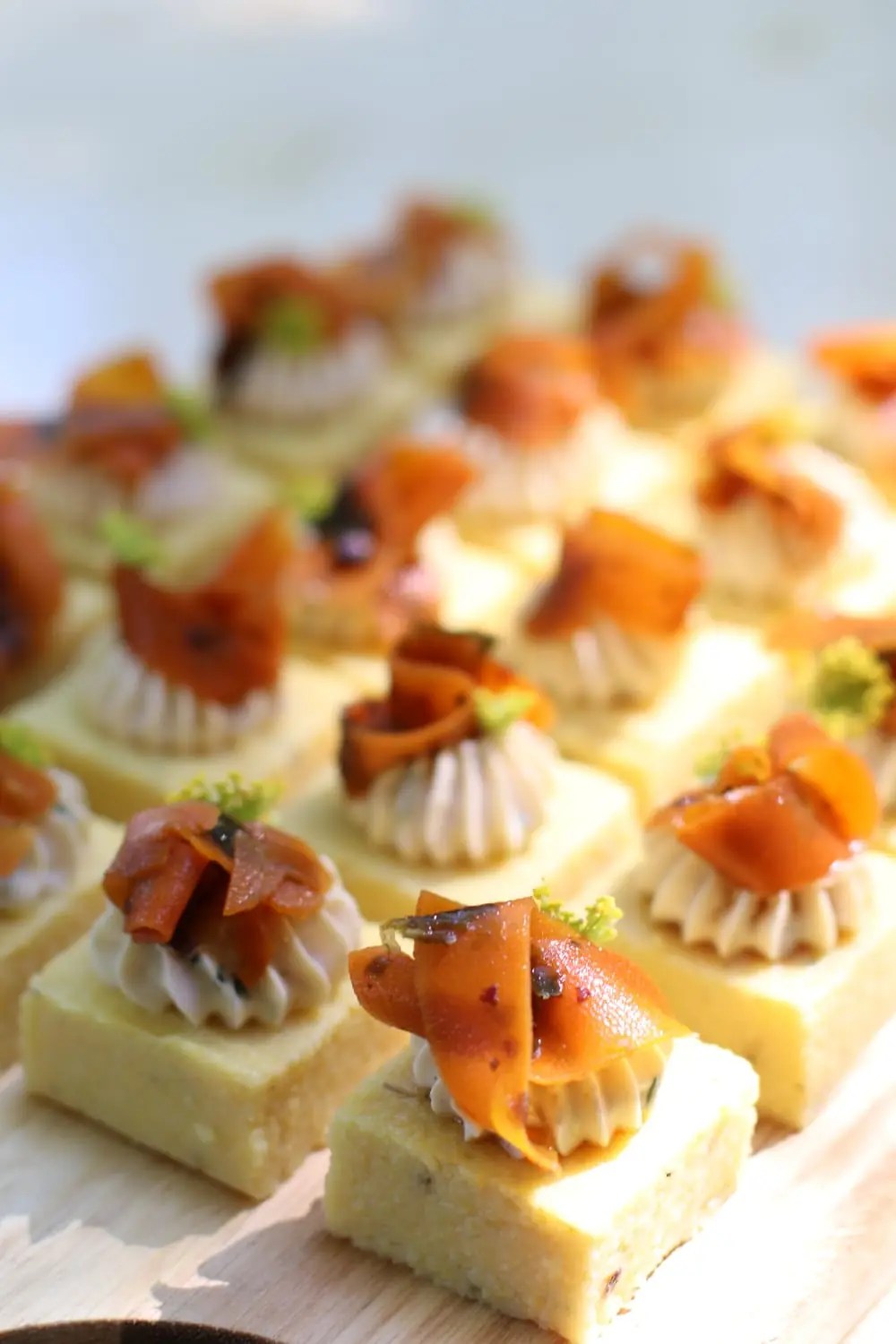 Bouchées et entremets salés végétaliens pour événement et réception dans le Morbihan Polenta cream cheese et tagliatelles de carottes iodées