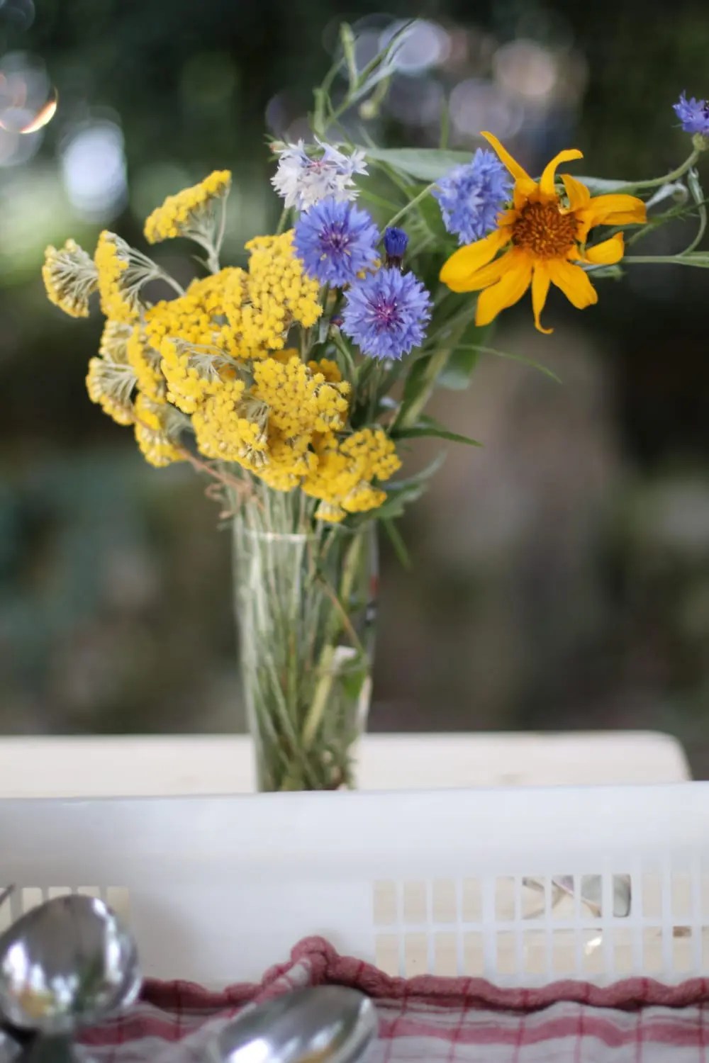 Bouquet de fleurs comestibles, Décoration de table de mariage avec fleurs sauvages, ambiance naturelle dans le Morbihan