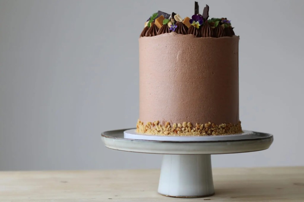 Layer cake au chocolat végétalien pour mariage, pâtisserie artisanale Akilée