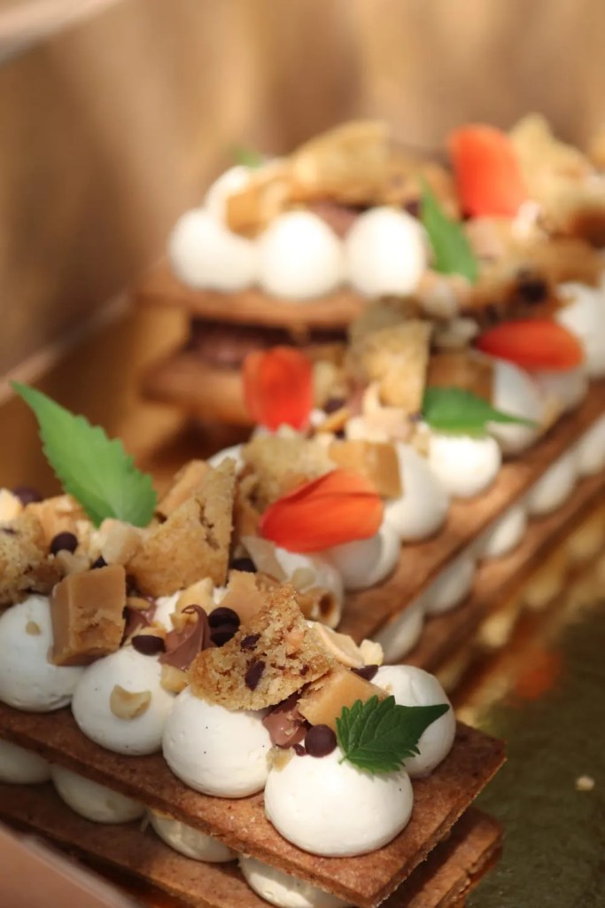 Number cake vegan sans lactose, chiffre 1 parfum peche abricot vanille praliné, décoration florale, patisserie d'évènement morbihan