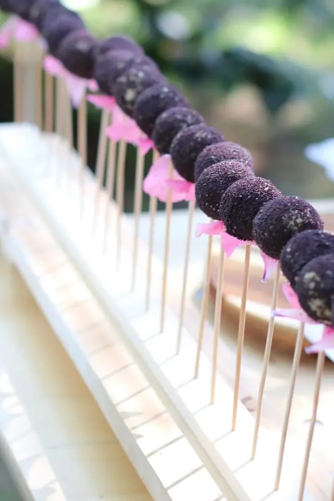 Bonbons de fromage végétal, Pièces cocktail végétales pour mariage dans le Morbihan, traiteur végétalien haut de gamme
