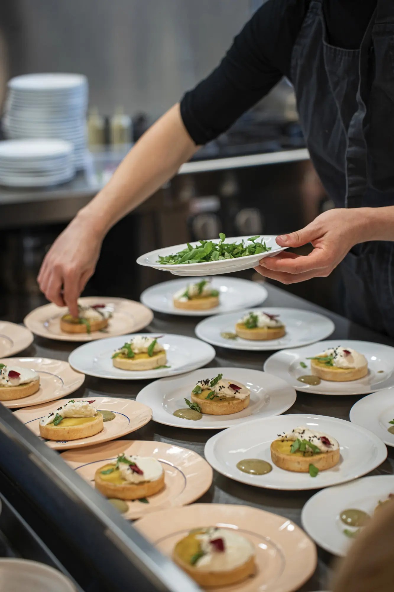 Service traiteur végétal en cuisine professionnelle pour événement dans le Morbihan tarte citron meringuées
