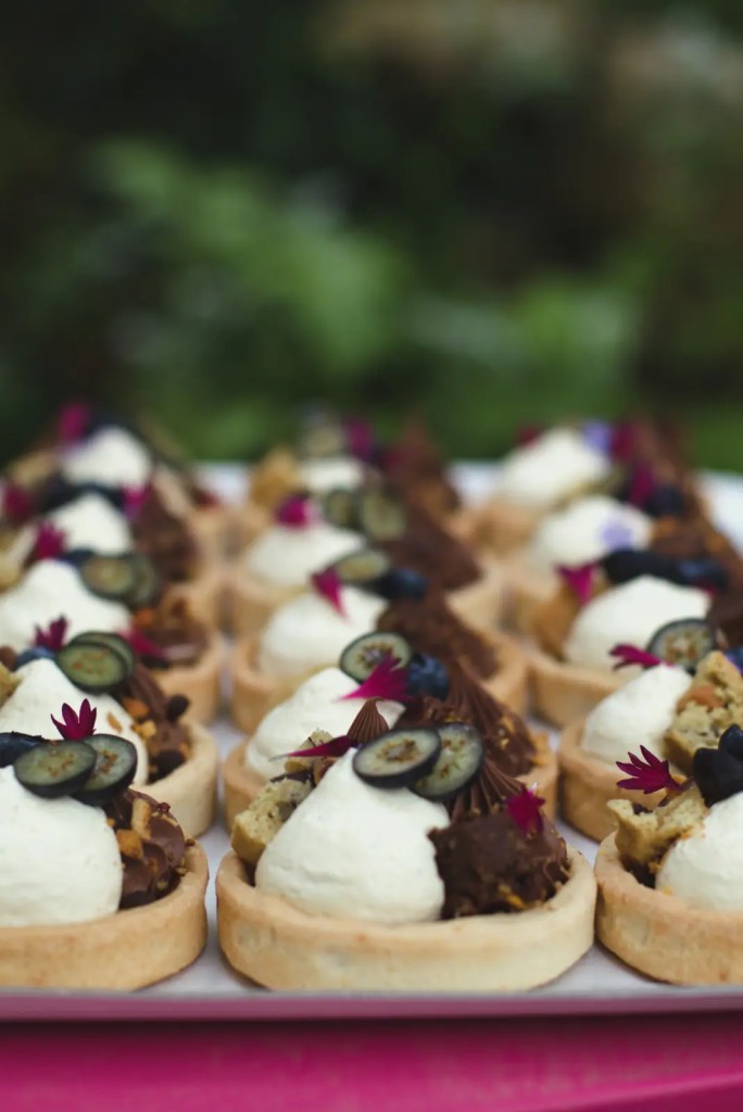 Tartelettes vegan aux fleurs comestibles, dessert raffiné pour événement