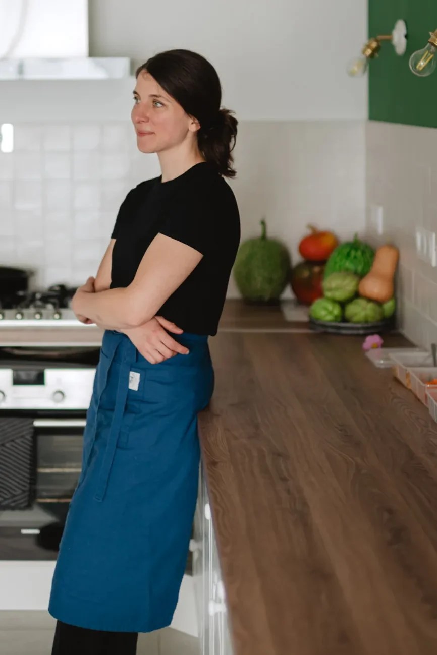 Cheffe traiteur vegan dans le Morbihan préparant une cuisine végétale artisanale dans son laboratoire