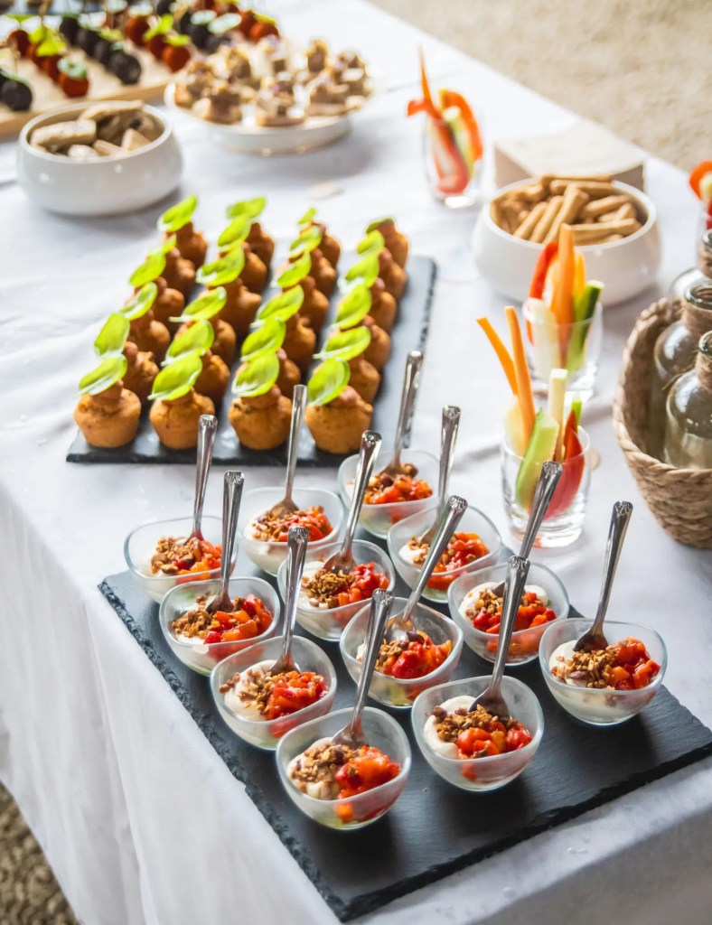 Buffet cocktail végétalien pour mariage dans le Morbihan, traiteur vegan avec pièces salées créatives