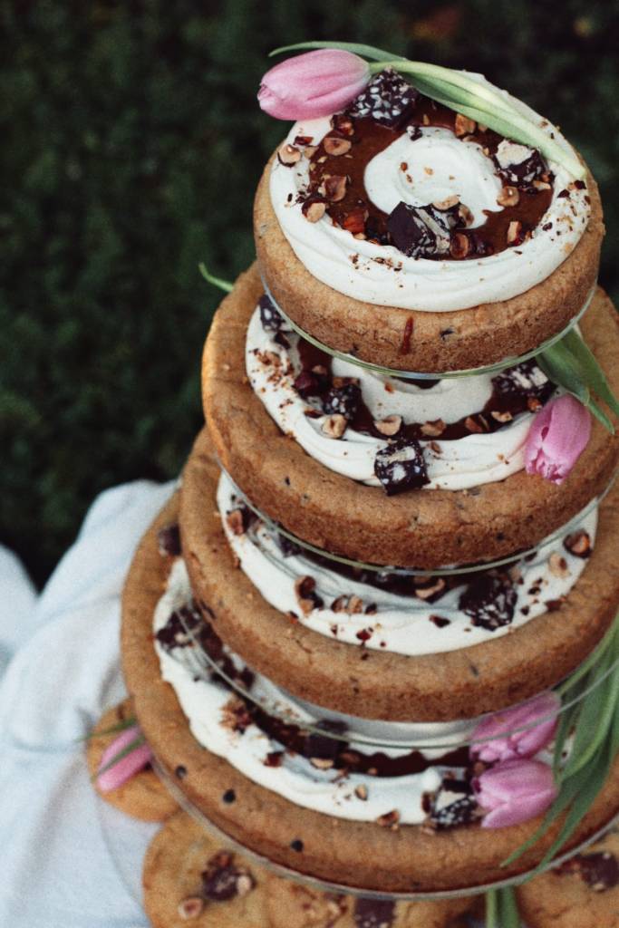Gâteau de mariage vegan fleuri réalisé par traiteur pâtissier événementiel
