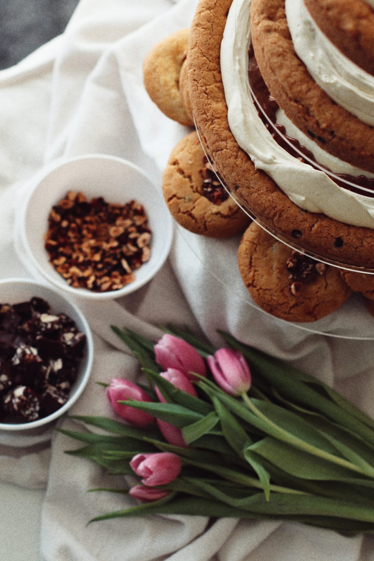 Pièce montée de gâteaux fleuris végétaliens décorés de fleurs fraîches et biscuits