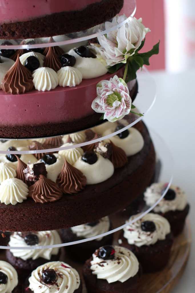 pièce montée mariage élégante aux fruits frais et fleurs de saison