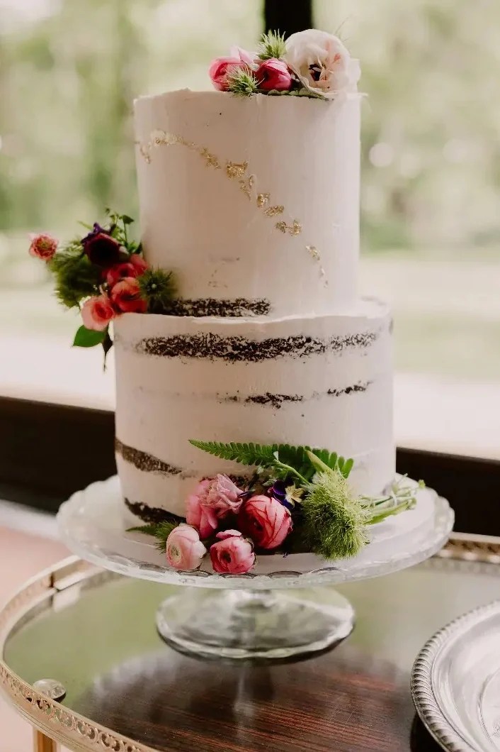 Wedding cake végétalien pour mariage dans le Morbihan, gâteau de mariage floral et artisanal