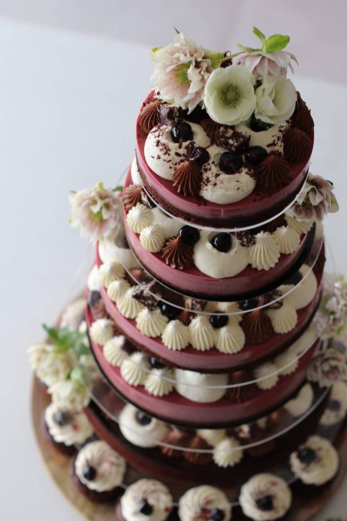 pièce montée de mariage végétale aux fruits rouges réalisée en Bretagne