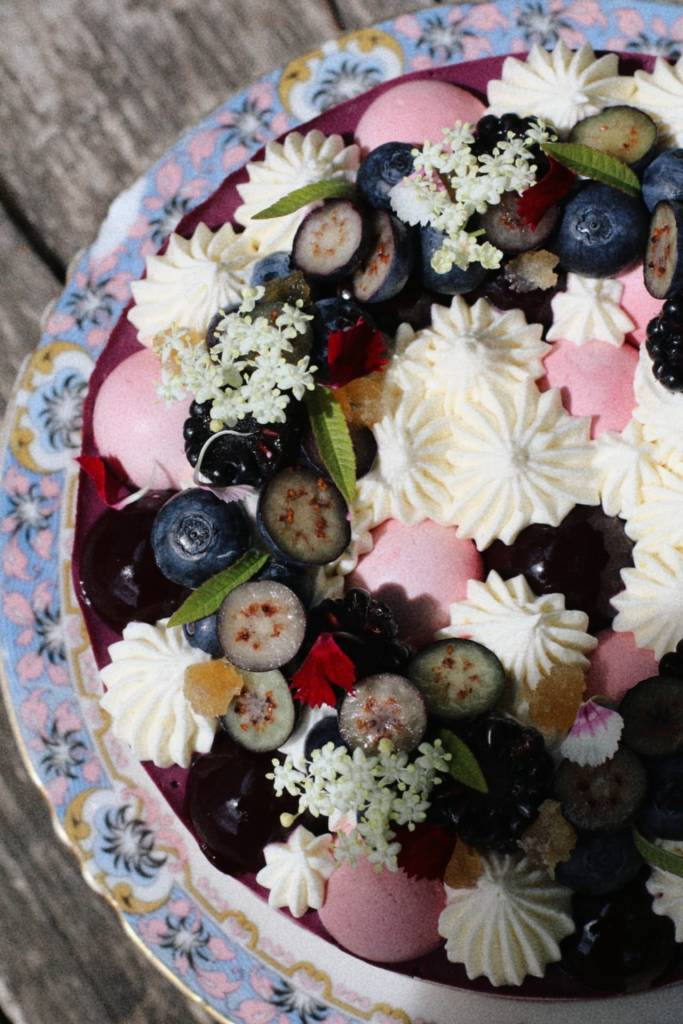 Gâteau fleuri de mariage citron mure myrtille