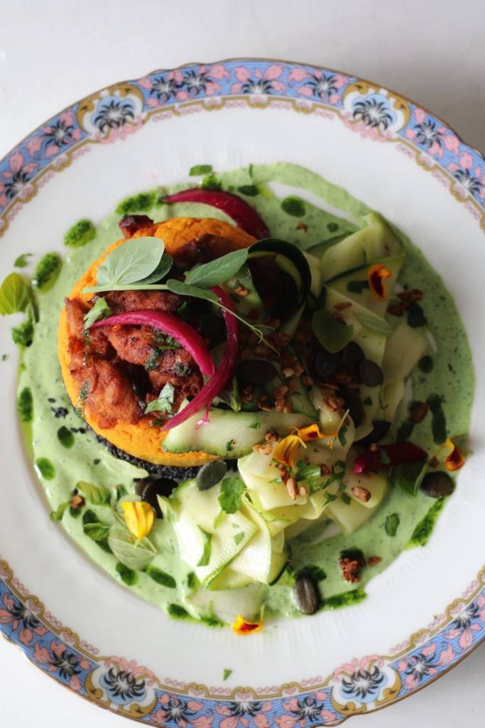 Palet de polenta, tagliatelles de courgette, sauce verte citronnée