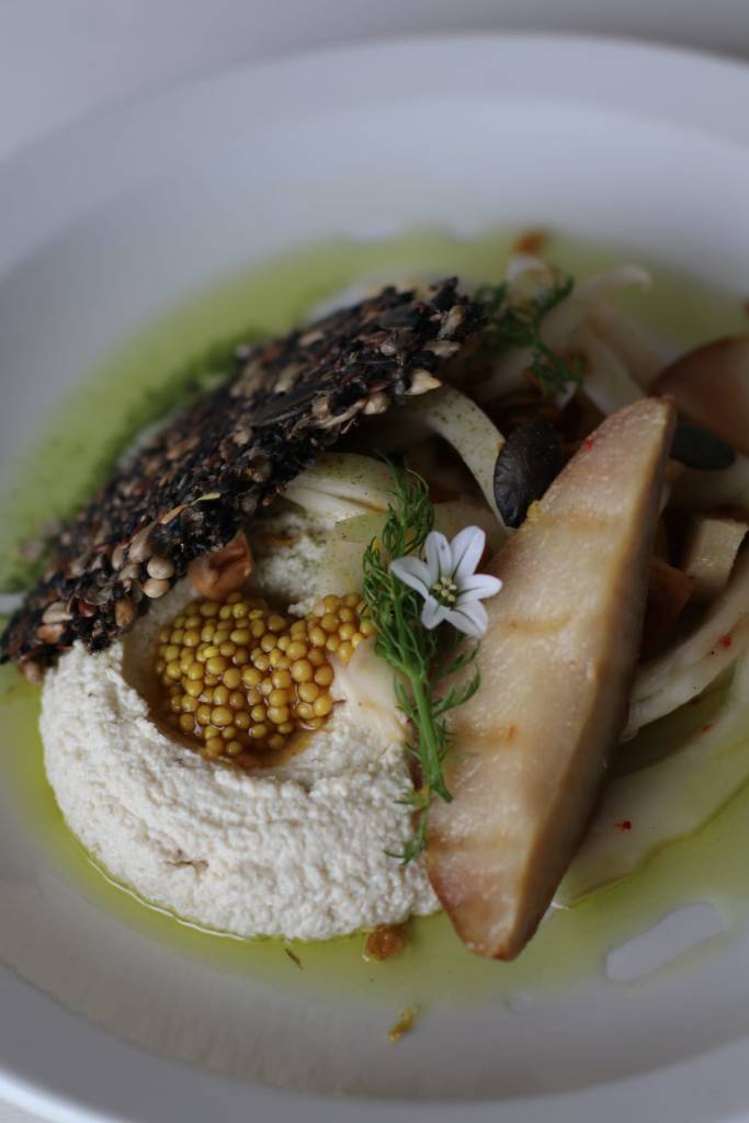 Brousse amande et tournesol, pickles, huile verte, poire snackée